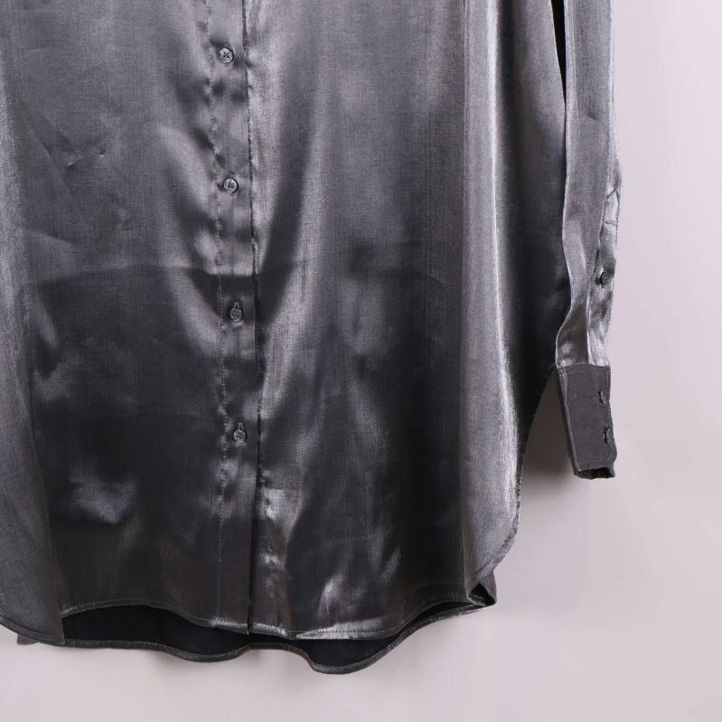 Närbild på nederkant och manschett av skjorta