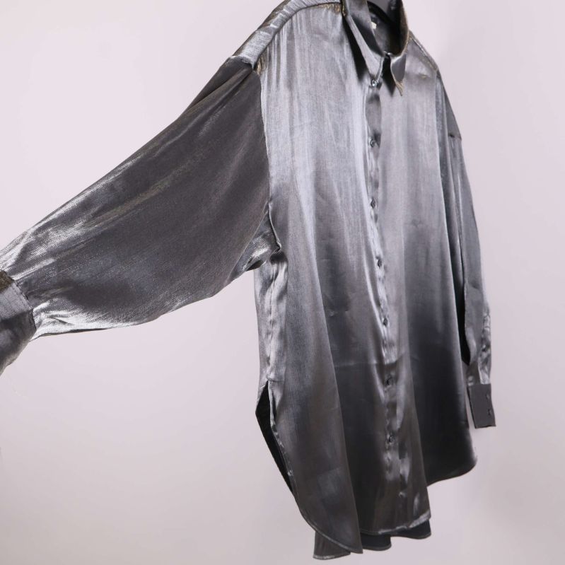 Sidan av grå glansig skjorta med lång ärm i fokus