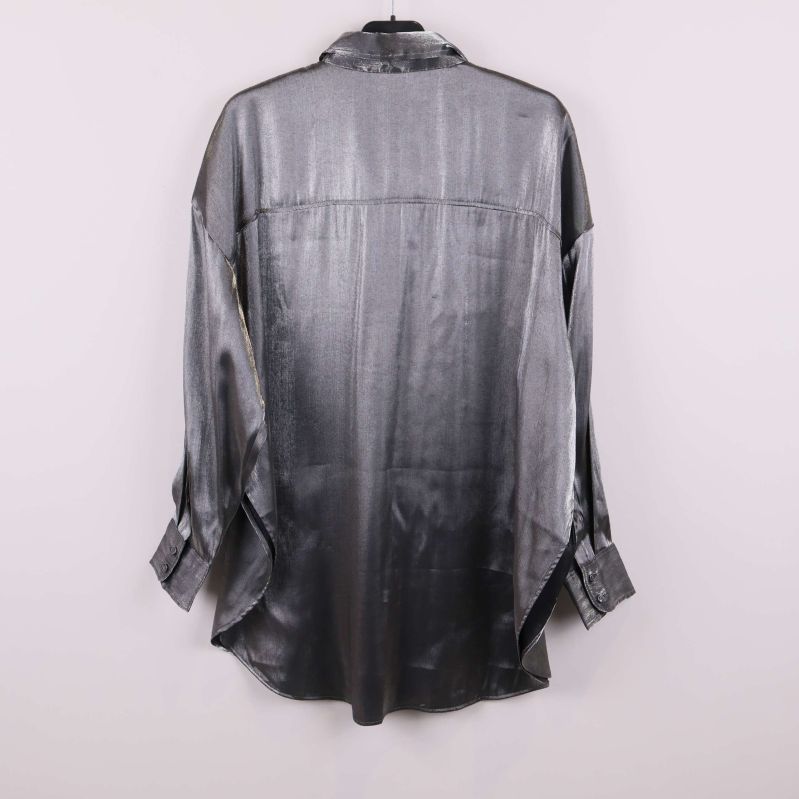 Helbild av grå glansig skjorta bakifrån på galge
