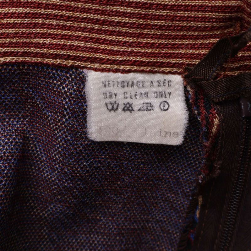 Närbild på tvättrådsetikett inuti kjolen