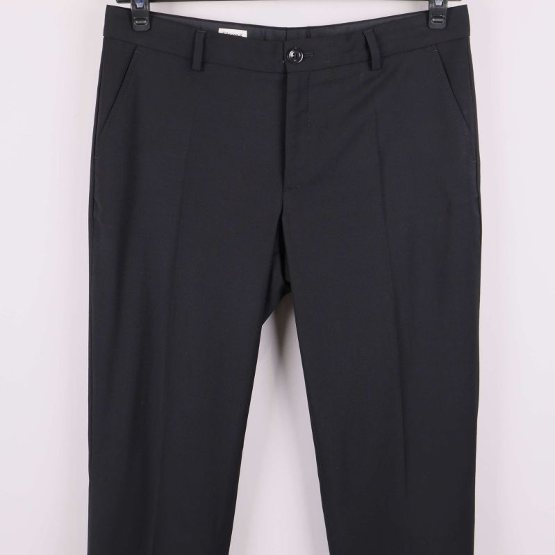 Närbild på midja och stängning framtill på byxor