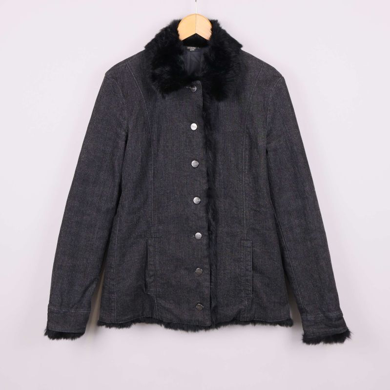 Jacka med pälsfodrad krage och knappar framifrån