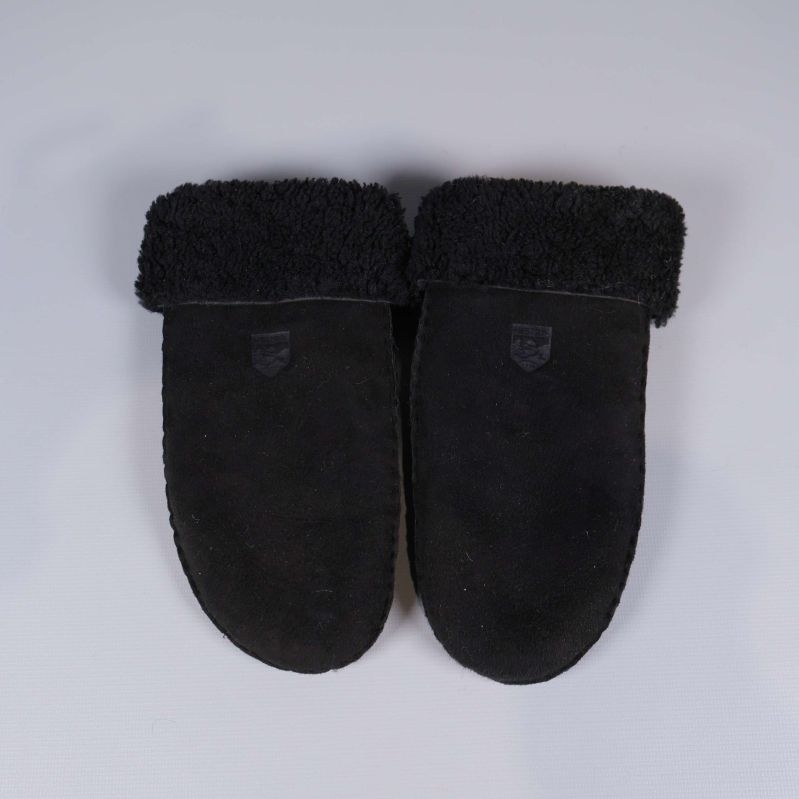 Framsida av svarta tumvantar med uppvikt kant