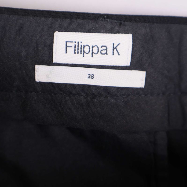 Felmärkt storlek. Filippa K logotyp och storleksetikett 36 i linning