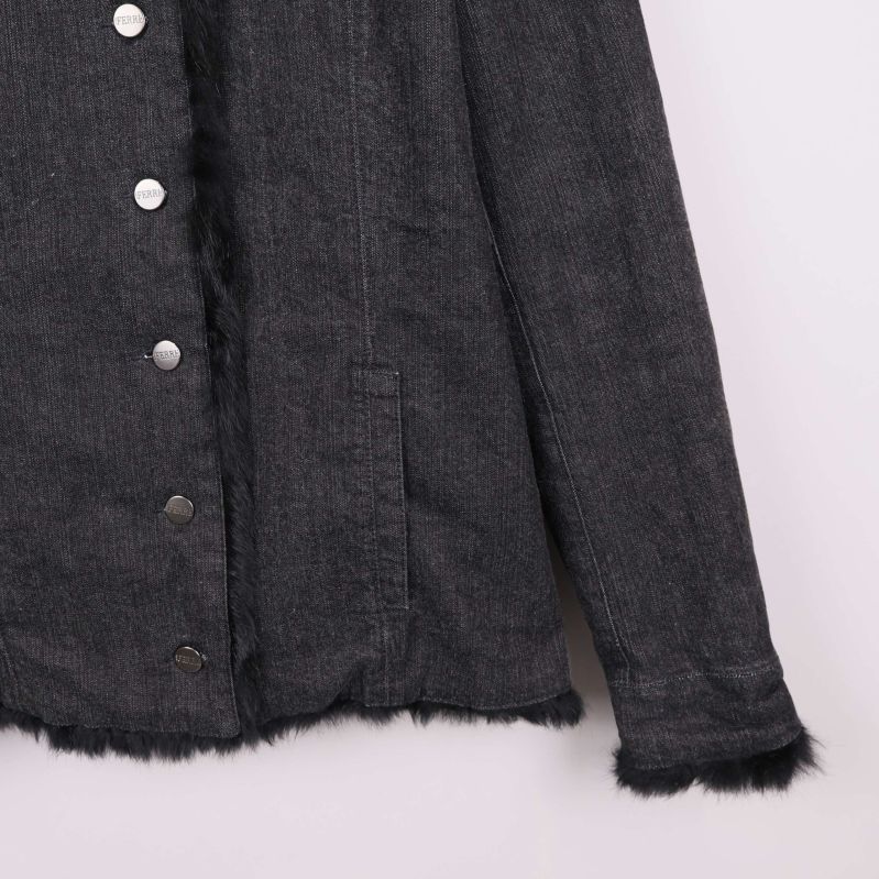 Detaljbild på jackans nedre kant och ärmslut med pälsdetaljer