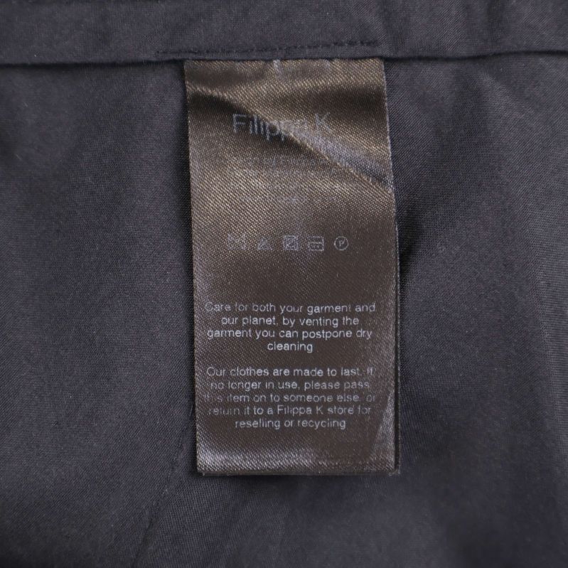 Material- och skötselrådsetikett i byxan med text