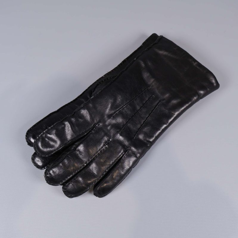 Baksidan av en svart skinnhandske visas