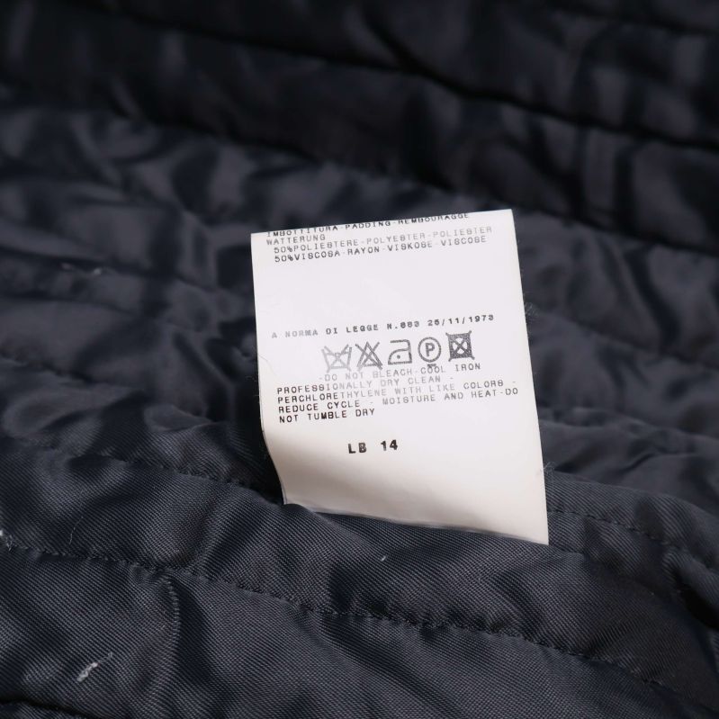 Materiallapp med informations- och tvättråd på flera språk