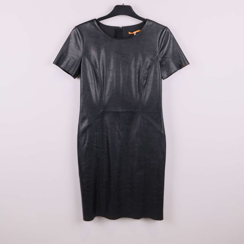 Framsida av svart skinnliknande klänning på galge