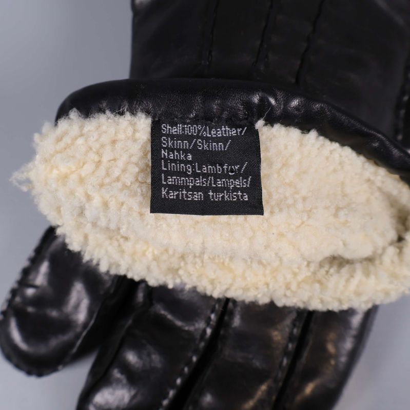 Närbild på etikett med materialinfo i handsken