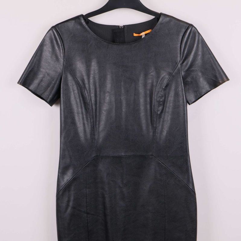 Övre del av klänning visar sömmar och struktur