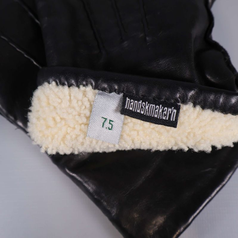 Närbild på storlekslapp och varumärkesetikett i handsken