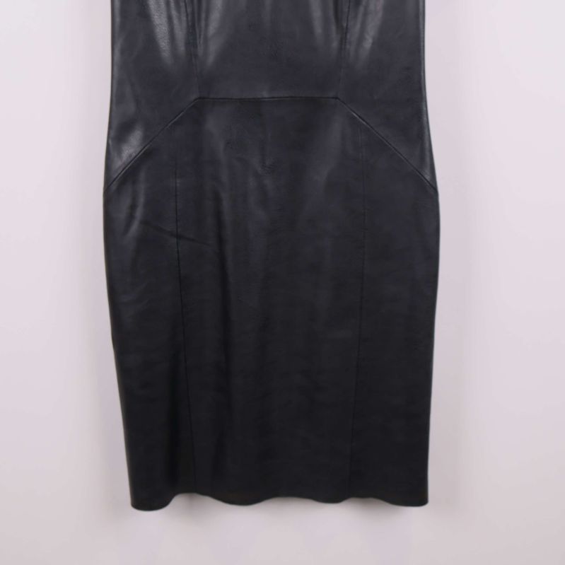 Nedre del av svart klänning med skinnlook