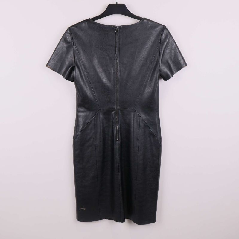 Baksida av svart klänning med synlig dragkedja