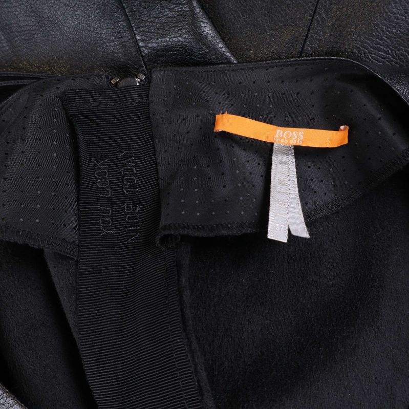 Närbild på BOSS Orange märkning inuti klänningen