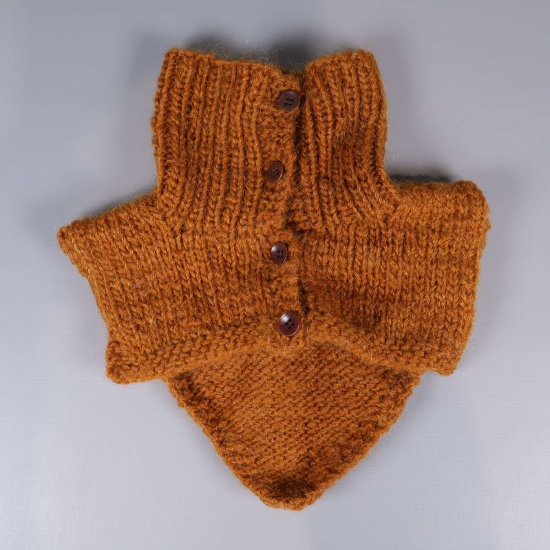 Stickad halskrage i orange med knappar fram