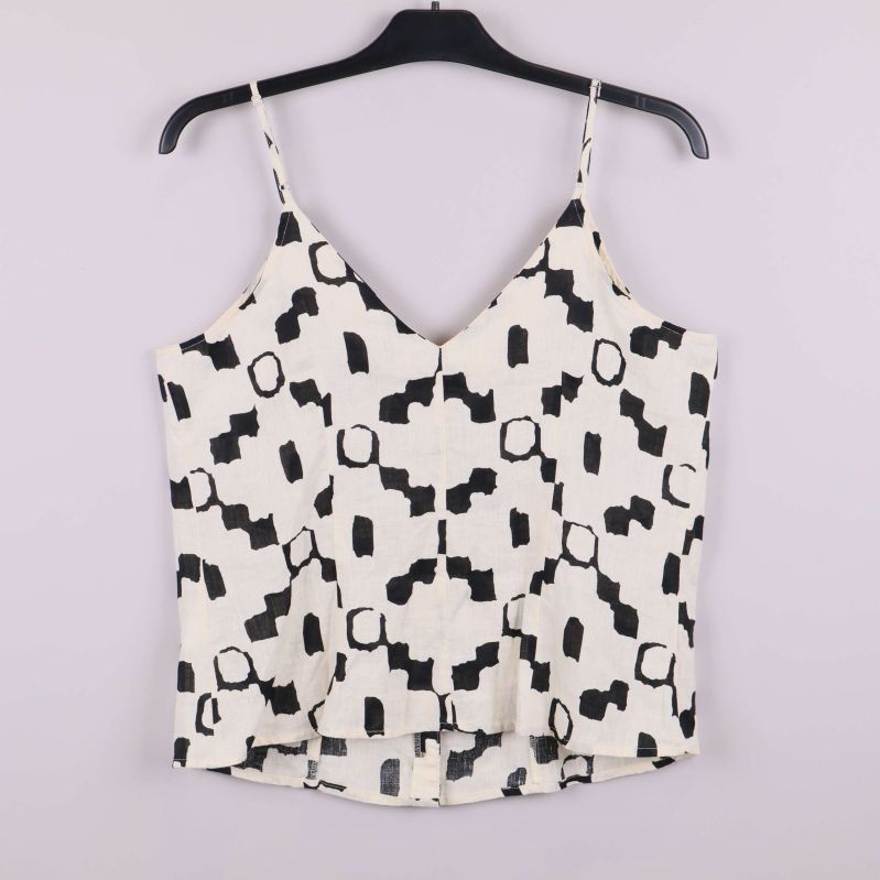 Baksidan av linne med svart grafiskt mönster