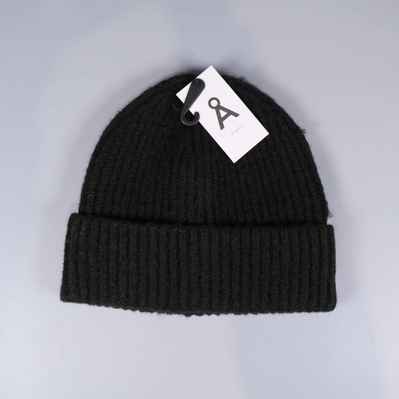 Svart mössa ovanifrån med synlig etikett upptill