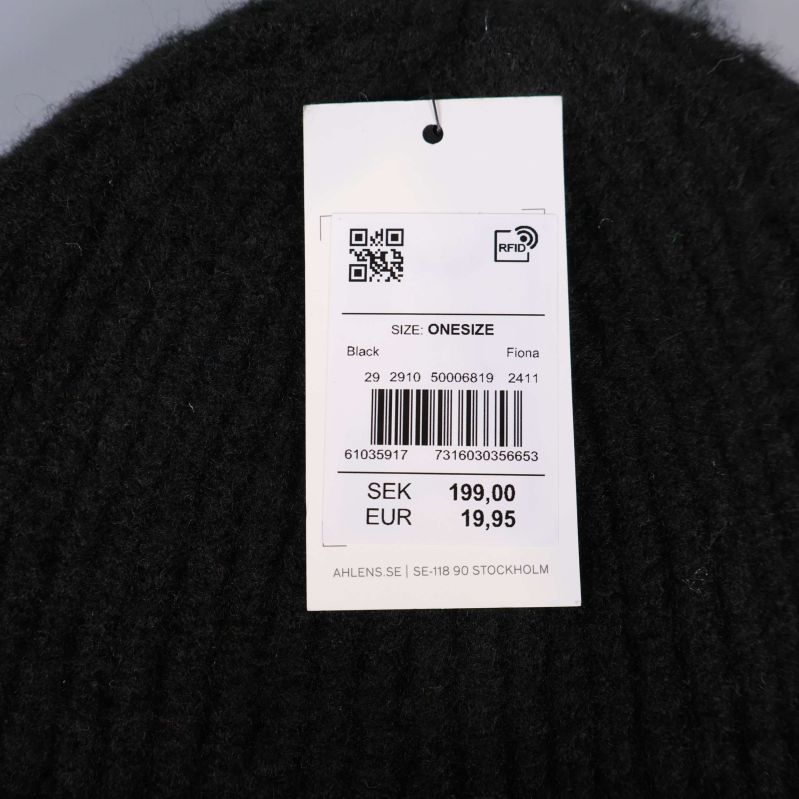 Prislapp och storleksinformation på svart mössa