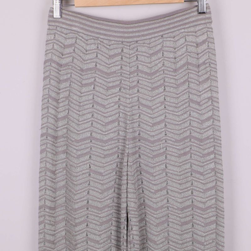 Övre delen av byxa med tydligt fiskbensmönster