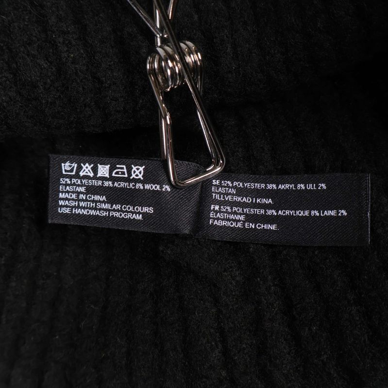 Materialetikett med materialblandning inuti svart mössa