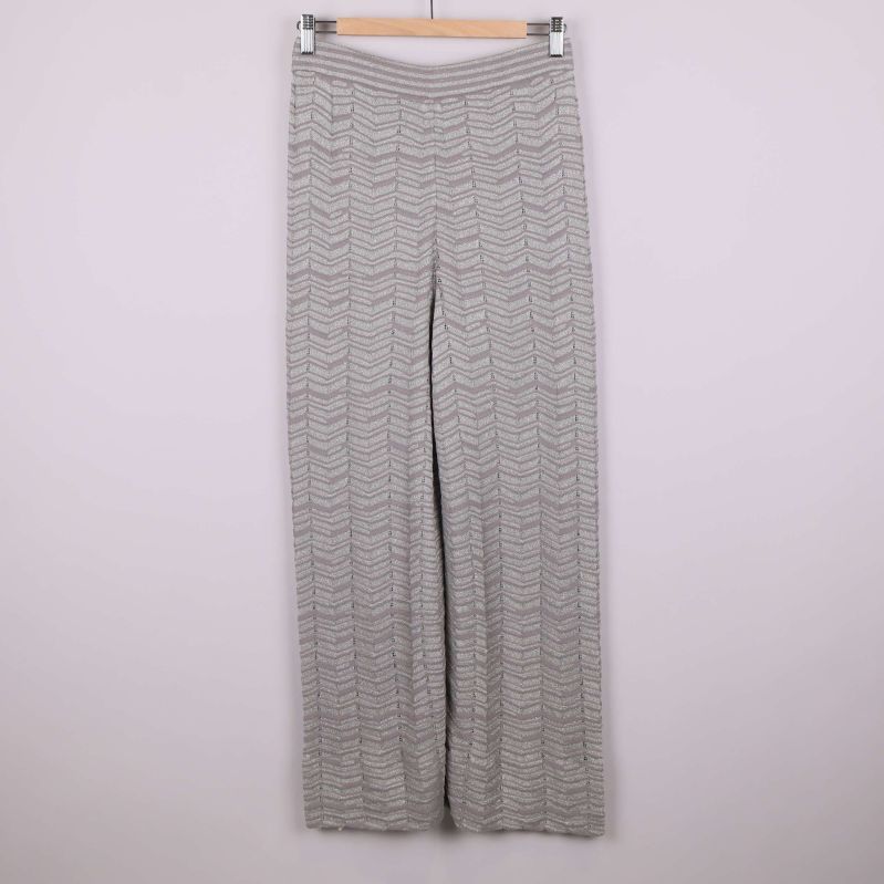 Byxa med diskret fiskbensmönster visad bakifrån