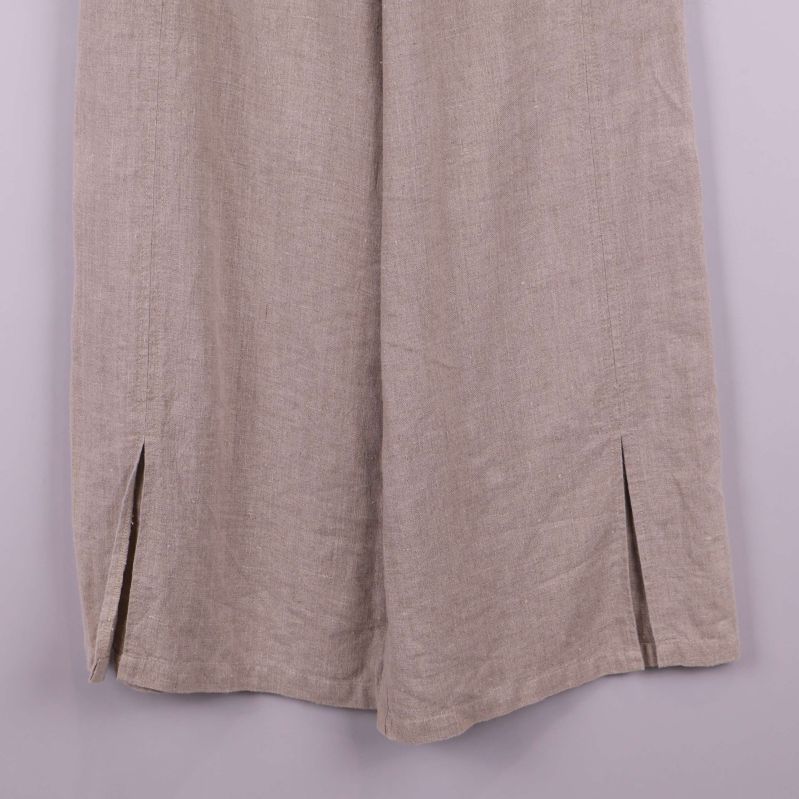 Närbild på slits framtill på capribyxans ben