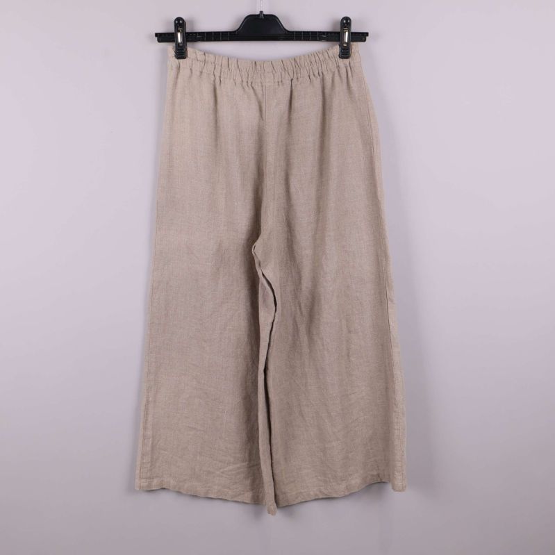 Baksidan av vida beiga capribyxor