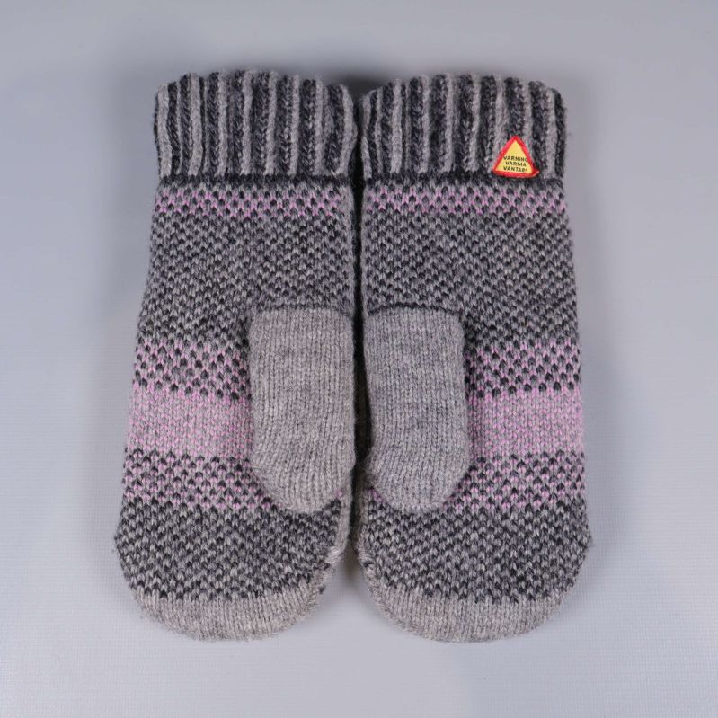 Tumvantar liggande med små ränder och varningsmärke på mudden