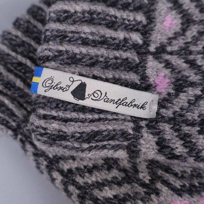 Närbild på etikett med texten Öjbro Vantfabrik och svensk flagga