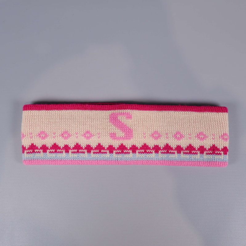 Pannband med mönster och stor rosa bokstav S