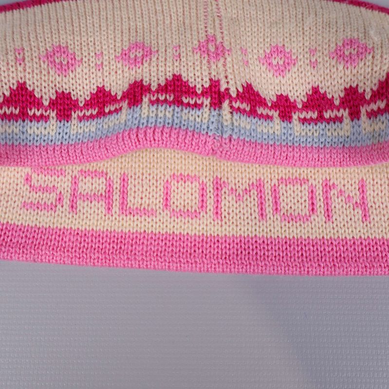 Närbild på rosa Salomon-logo på pannband