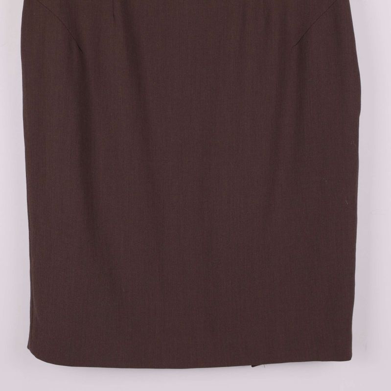 Närbild av nederdelen på brun pennkjol