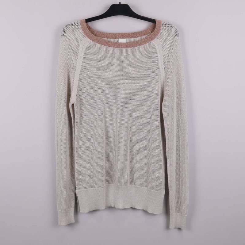 Ljusbeige stickad tröja på galge med brun halsringning framifrån