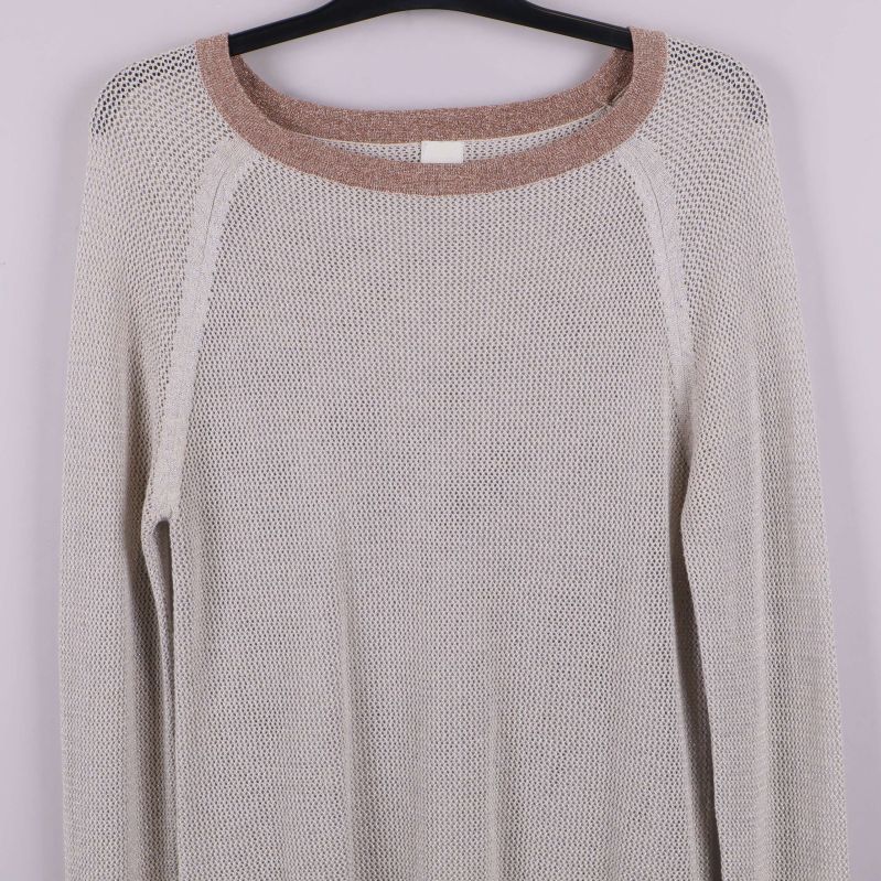 Stickad meshstruktur och ribbad nederkant på tröjan