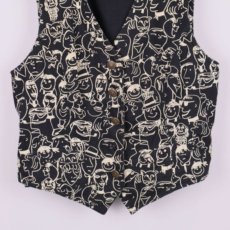 Närbild på nedre delen av väst,  knappar med logo