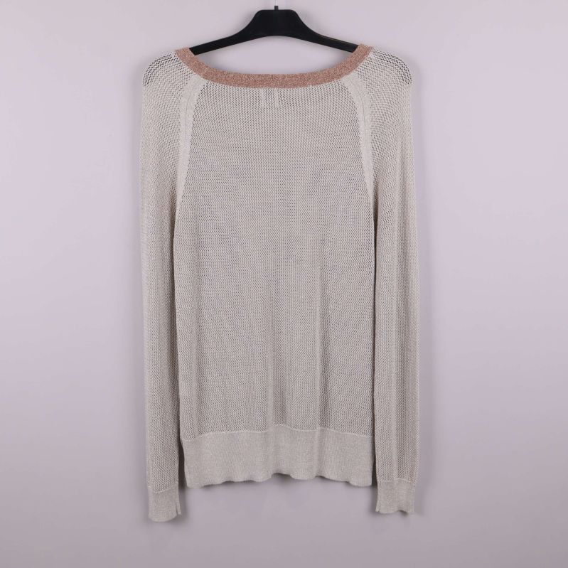 Ljusbeige stickad tröja på galge med brun halsringning bakifrån