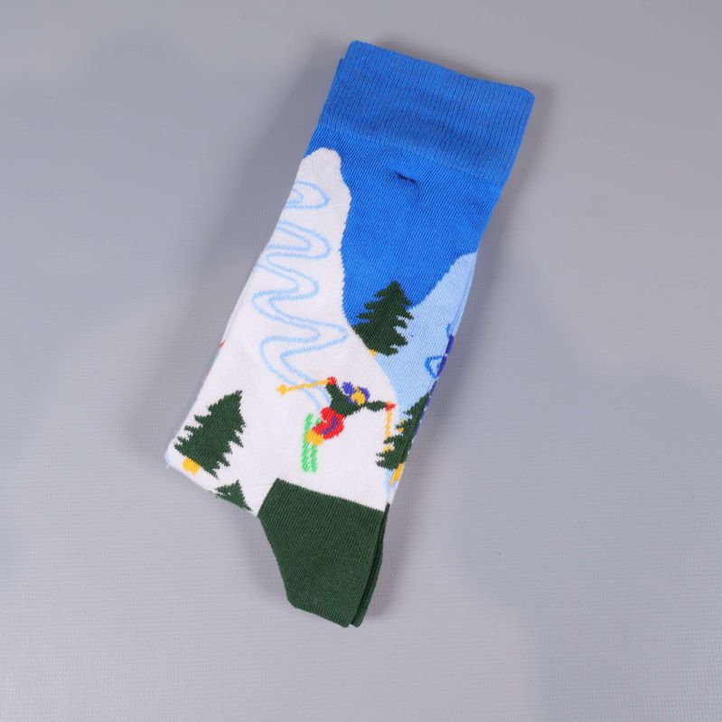 Strumpor vikta med blå skaft och gröna tår samt skidmotiv
