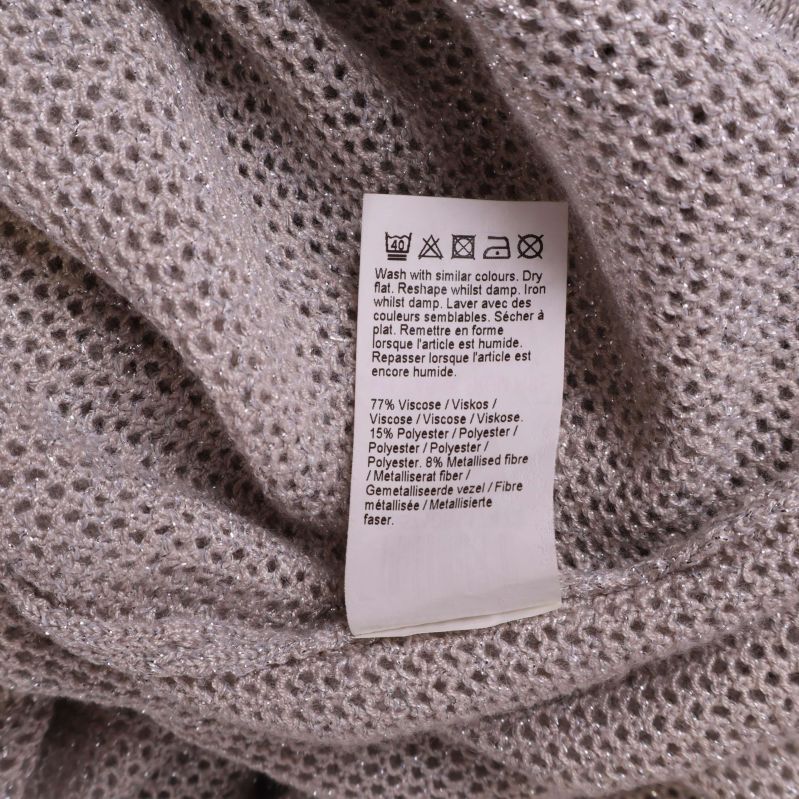 Materiallapp med tvättråd och materialinnehåll på tröjan