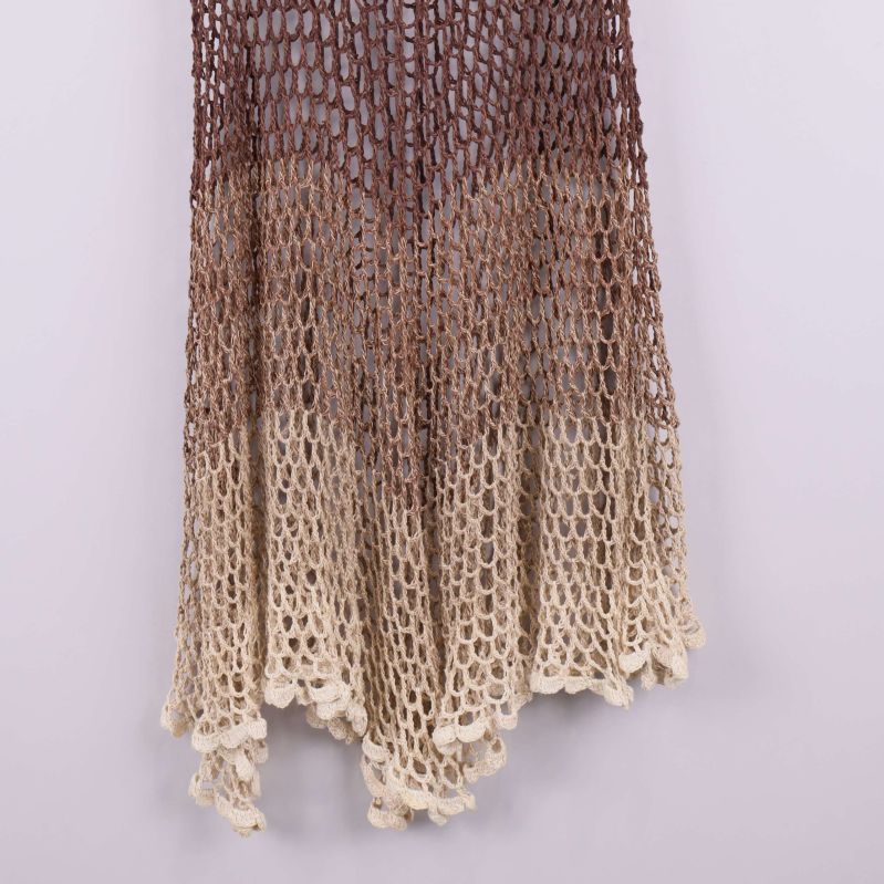 Närbild på kjolens nedre del med beige och brun gradient