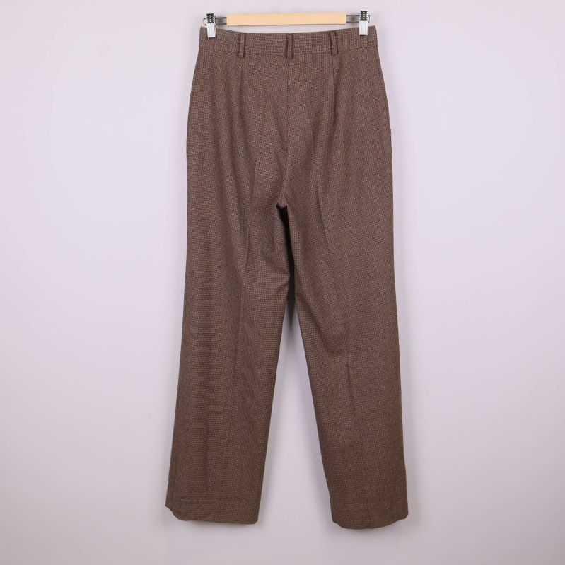 Byxan visar hela baksidan och det rutiga mönstret