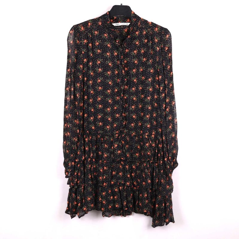 Framifrån bild av blommig klänning