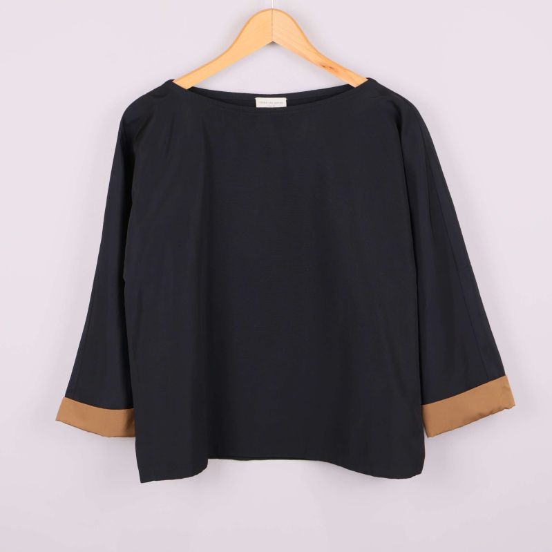 Svart blus med bruna ärmslut