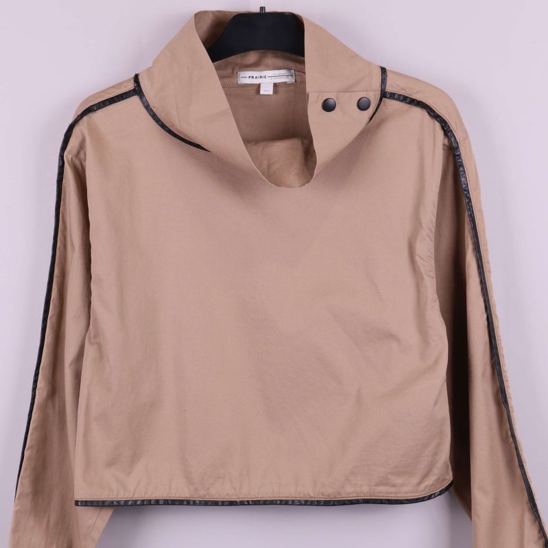 Jacka med hög krage och lös passform framtill