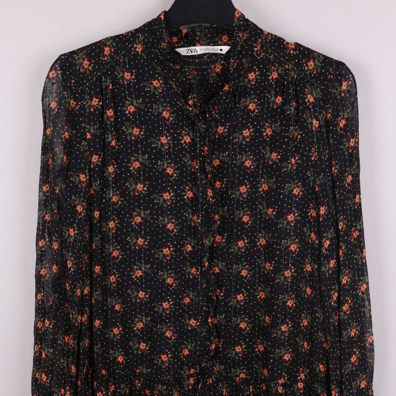 Knappar på blommig klänning