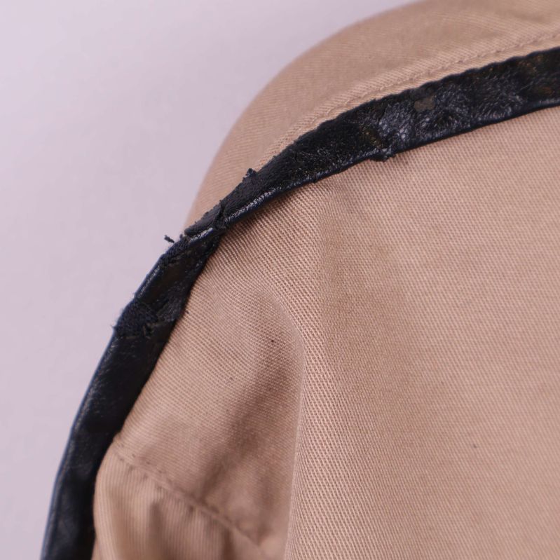 Detalj av svart kontrast på axel på jacka