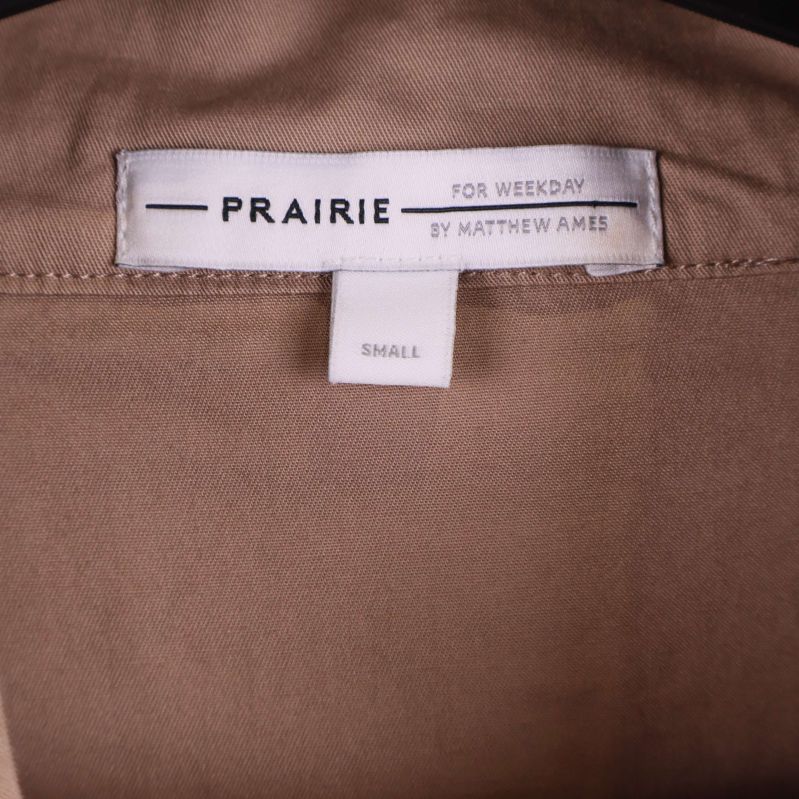 Närbild på jackans Prairie Weekday märke