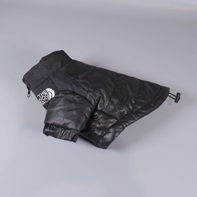 Svart quiltad hundjacka i profil med hög krage