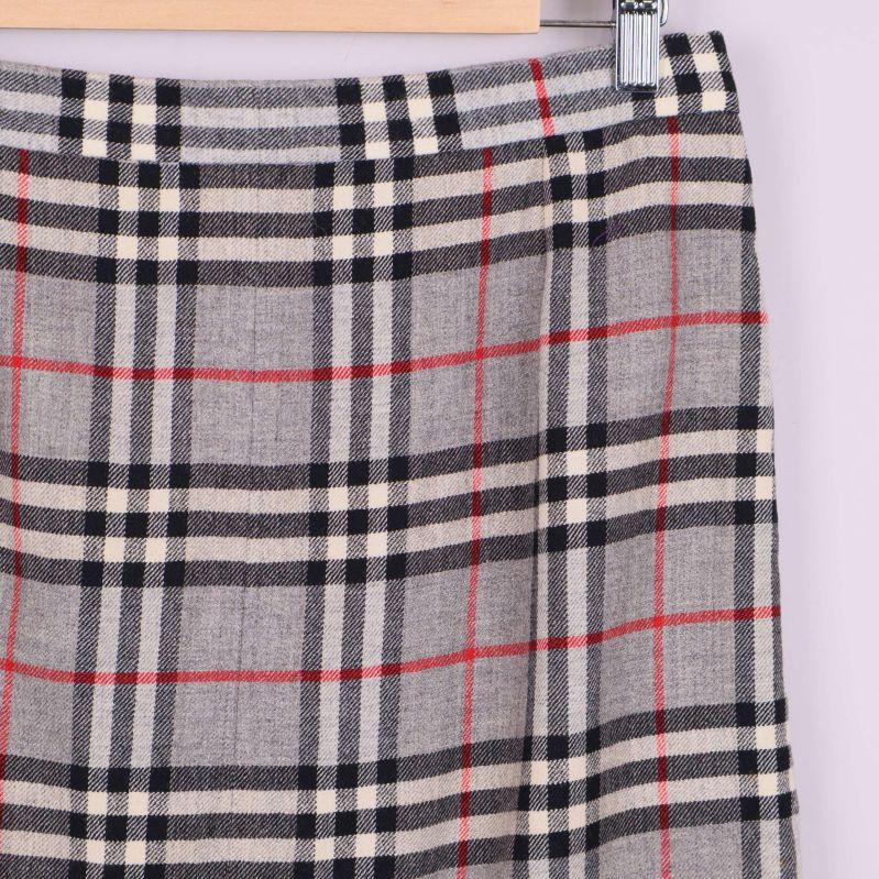 Närbild på övre delen av kjolens rutiga mönster