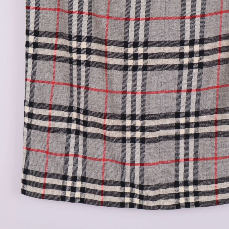 Närbild på nedre delen av kjolens rutiga mönster